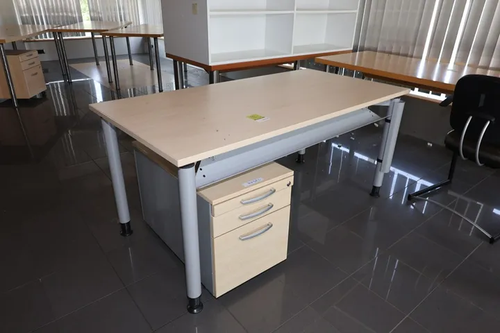 1 x Tisch, 1 x Rollcontainer Tischmaß: 160 x 80 x 75 cm